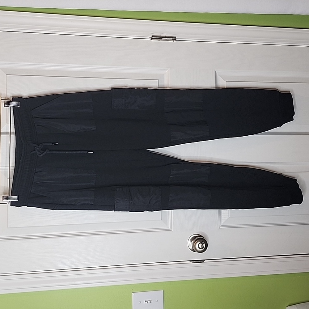 Alo Yoga Cargo Jogger in Black, Women's Size Medium